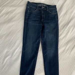 Crop jegging with distressed ankle